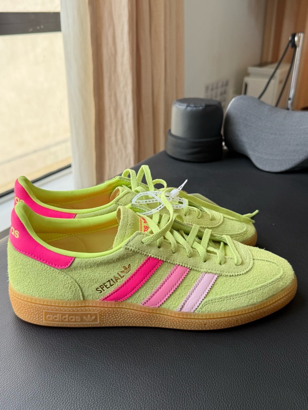 New Adidas Handbal Spezial W in Neon Green and Pink Size 9